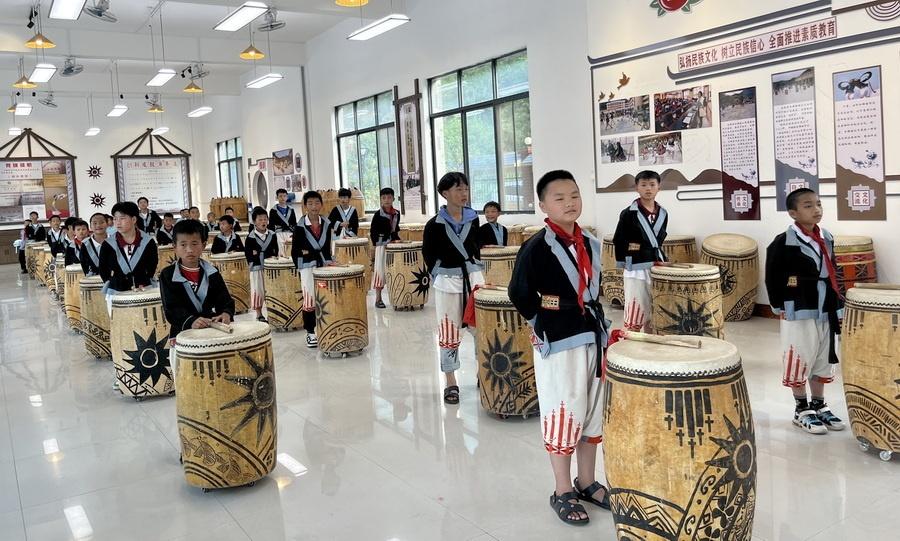 小孩子民族舞_民族舞蹈小孩_民族舞小孩子跳的