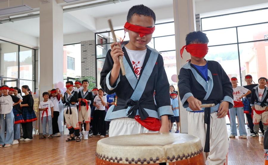 民族舞蹈小孩_民族舞小孩子跳的_小孩子民族舞