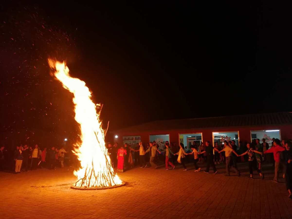 王广成广场舞最炫民族风_少数民族篝火舞_篝火舞